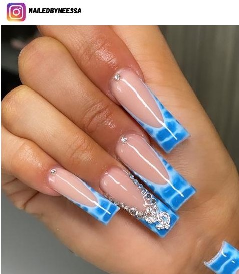 Designer de Unhas Decoradas em Forma de Crocodilo