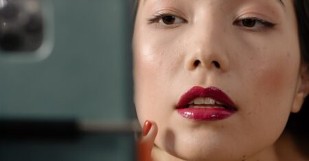 Lábios de Dar Água na Boca: Crie o Efeito ‘Cherry Cola Lips’ e Arrase na Maquiagem!