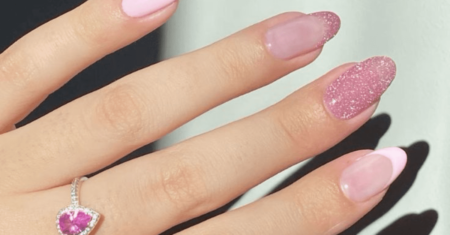 5 Unhas Rosa Claro com Glitter: Adicione Brilho e Delicadeza às Suas Mãos!