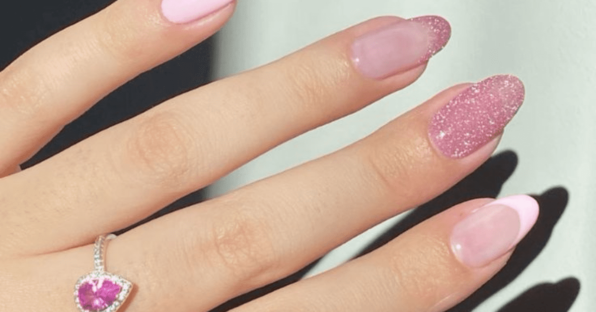 Unhas-rosa-claro-com-Glitter