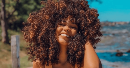 Morena iluminada cabelo cacheado pele negra: 7 inspirações para você usar